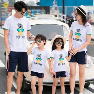 Bijpassende familie-outfits Bijpassende familie-outfits Zomerfamilie-T-shirts Moeder/Vader/Kinder T-shirts+korte broeken Vakantie-paarliefhebbersoutfits