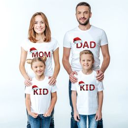 Tenues assorties pour la famille Joyeux Noël Chemises de famille Xmas T-shirts assortis pour la famille mère enfants Vêtements maman papa fils bébé chapeau de Noël Look de famille 230711