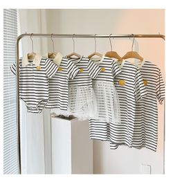 Familie Matching Outfits Mode Korea Pakaian Musim Panas Orangtua Anak Bayi Cocok Untuk Keluarga Anak Anak Ayah Ibu Terlihat Tersenyum Bergaris 230516