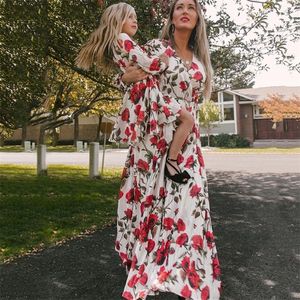 Famille Matching Tenues Mom and Daughter Floral Long Manches Dress Vêtements Famille Look Matching Tenues Party Mommy et moi Hobes Longs 220915