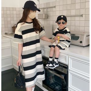 Famille Assormis les tenues maman papa et fils fille assorties de vêtements pour toute la famille Summer Kids Garçons Garçons Fits deux pièces Père T-shirt Femmes Habiller 230421