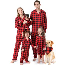 Bijpassende familie-outfits mama papa jongen pyjama meisje jurk baby romper hond sjaal kerstlook 2023 rode geruite print kerst 231121