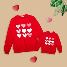 Familie Bijpassende Outfits Moeder Dochter Kleding Hart Trui Mama en Me Moeder Kids Baby Meisje Set Herfst Sweatshirt Peuter Jumper 230619