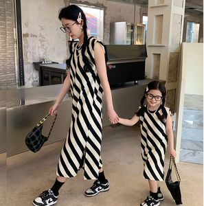Familie matching outfits mama en baby bijpassende jurk als moederachtige dochters zomer Koreaanse dames modejurken moeder en meisje gelijke kleding 230421