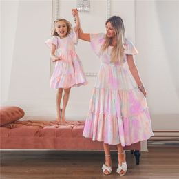 Familie Bijpassende Outfits Moeder en Dochter Kleding Ouderkind Lange Rok Roze Tie Dye Grote Schommel Jurk Bladerdeeg Mouw 230619