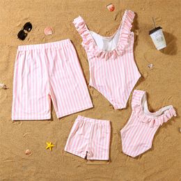 Trajes a juego para la familia Traje de baño a juego para madre e hija Conjunto familiar con volantes Trajes de baño a rayas para mamá y yo Una pieza Mujer Niñas Bikini Vestidos Ropa 230421