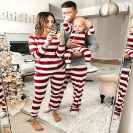 Bijpassende familie-outfits Moeder Vader Kinderkleding Peuter Baby Romper Schattige zachte pyjama Kerstlook Kerstpyjama Set Gestreepte print 231204