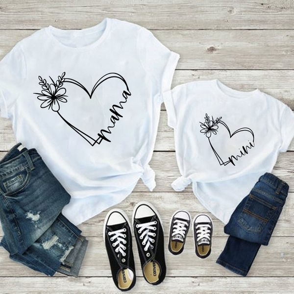 Family Matching Tenues Mother Kids Fashion Baby Girl Vêtements 1pc Mom and Daughter T-shirt For Tops 230504