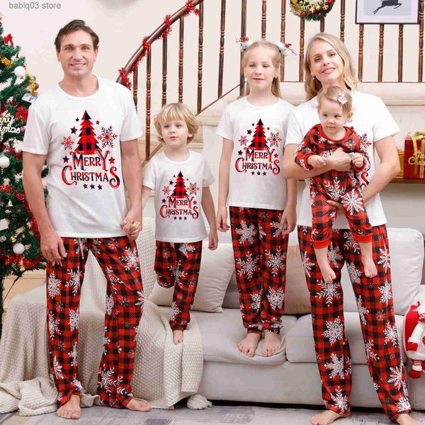 Tenues assorties pour la famille Nouveau 2023 Maman Fille Papa Fils Bébé Ensembles de vêtements assortis Haut à manches courtes + Pantalon long 2 pièces Costume Vêtements de nuit Noël Look familial T230921