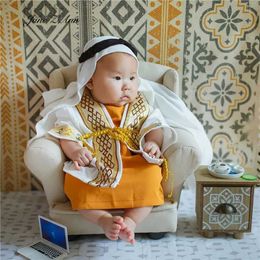 Familles Matching Tenues NOUVEAU Studio photo Arrivée Tirons de tournage pour bébés enfants Vêtements arabes Kerchief + Robe + Vêtements 3 mois / 1 an D240507