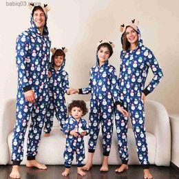 Bijpassende familie-outfits nieuwkomers 2023 moeder dochter vader zoon bijpassende pyjama set schattig oor capuchon sneeuwpop print jumpsuit romper kerst familielook T230921