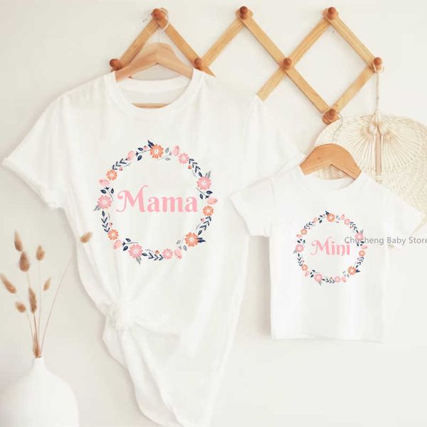 Tenues assorties pour la famille Nouvelle maman et mini imprimé de fleurs Chemises assorties pour la famille T-shirts en coton pour maman et enfant Pantalons pour bébé Apparence de la famille Cadeau de fête des mères G220519