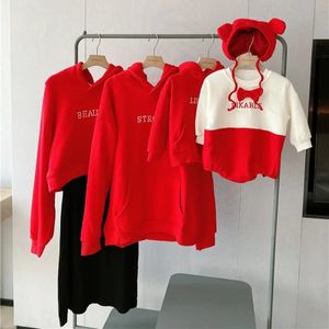 Tenues assorties pour la famille Vêtements parent-enfant pour toute la famille Correspondant papa et fils Sweats à capuche Femme Robe Deux pièces Tenues Maman Fille Vêtements égaux 231123