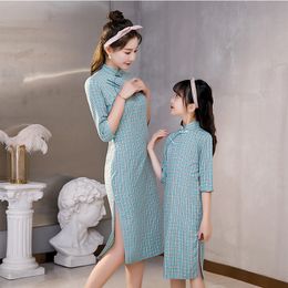 Familie matching outfits ouder-kindjurk moeder en dochter jurk cheongsam meisjes lente en herfst oude kostuum mid-length plaid cheongsam jurk 230506