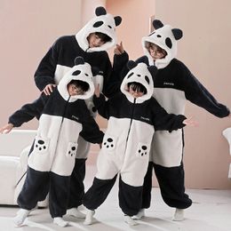 Familie bijpassende outfits Ouderkind outfit Pijamas Jumpsuits Kawaii Cartoon Panda Dames Heren Nachtkleding Hoodies Winter Dikker pyjama Onesie pyjama 231212