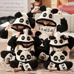 Trajes a juego para la familia Conjuntos de pijamas para padres e hijos Invierno Espesar Mujeres Hombres Pijamas Sudaderas con capucha Niños Dibujos animados Panda Suave Cálido Ocio informal 231113