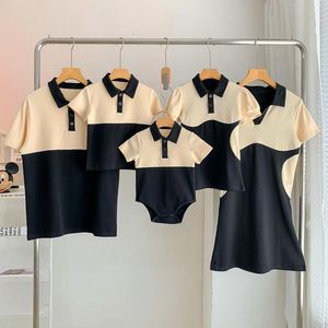 Familie matching outfits Parentchild zomerkleding familie van drie zwarte abrikozen exotische moederdochter jurk vaderchild t -shirt 230421