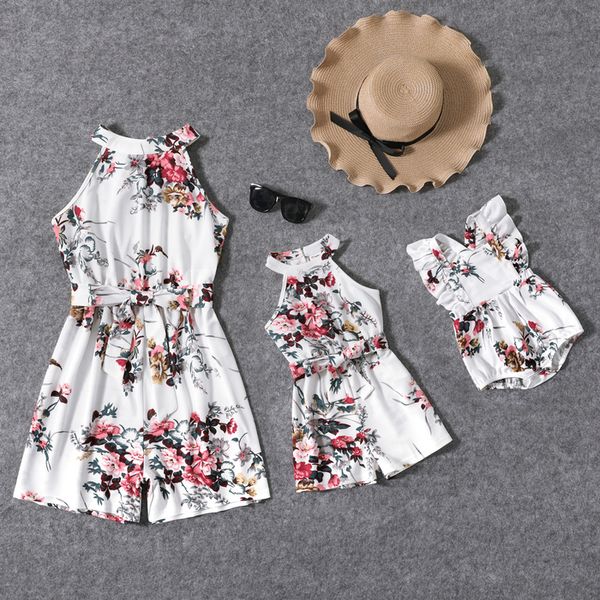 Trajes a juego de la familia PatPat All Over Floral Print White Halter Neck Off Shoulder Belted Romper Shorts para mamá y yo 230628