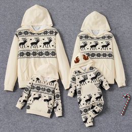 Bijpassende outfits voor familie PatPat Kerst all-over herten-sneeuwvlokprint Hoodies met lange mouwen Perfect voor uitstapjes Basisstijl 231121