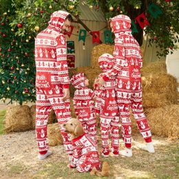 Bijpassende outfits voor gezinnen PatPat Kerst all-over rode print Lange mouwen Capuchon Rits Onesies Pyjamasets Vlambestendig 231129