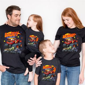 Familie matching outfits gepersonaliseerd shirt t cadeau verjaardag aangepaste naam laaiende cartoon meisjes kinderen kinderen kleren daddy mama 220915