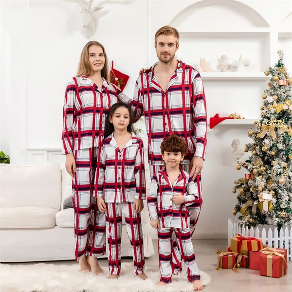 Tenues assorties pour la famille Ensembles de pyjamas assortis pour la famille à carreaux de Noël Maman et moi Vêtements de pyjama de Noël Père Mère Fille Fils Tenues de nuit 231124