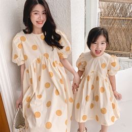 Famille correspondant tenues robe à pois été manches courtes lâche mère fille es look vêtements longs 220915