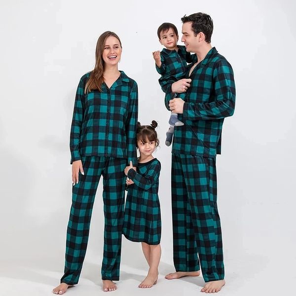 Trajes a juego para la familia Pijamas navideños de calidad Traje Look Ropa de dormir a cuadros Año Pijamas de Navidad Disfraz de papá, mamá y yo 231124