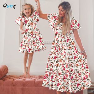 Famille correspondant tenues Qunq été parentenfant tenue col carré mode impression lier volant manches douce robe maman et fille vêtements 230619