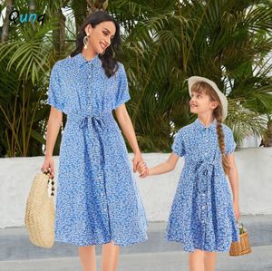 Famille correspondant tenues Qunq été tempérament parent enfant tenue col rabattu imprimé simple boutonnage chemise robe maman et fille vêtements 230619