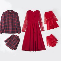 Bijpassende outfits voor gezinnen Rode Kerst Bijpassende outfits voor gezinnen Kant met lange mouwen Moeder en dochter Lange feestjurk Vader Zoon Geruite blouse Babybody 231117