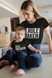 Trajes a juego de la familia Creador de reglas Rompedor de reglas Ropa a juego de la familia Camiseta Bebé Apretado Algodón Apariencia familiar Padre Hijo Ropa familiar G220519