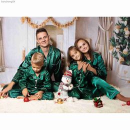 Bijpassende outfits voor gezinnen Effen kleur Groen Rood Bijpassende familiepyjama's Kerstmis Satijn Maand Nachtkleding voor kinderen 2-delig pak 2023 Nieuwjaarpyjama's