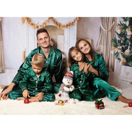 Bijpassende outfits voor gezinnen Effen kleur Groen Rood Bijpassende pyjama voor gezinnen Kerstmis Satijn Maand Nachtkleding voor kinderen 2-delig pak Jaarpyjama 231129