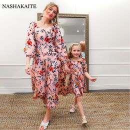 Familie bijpassende outfits lente en zomer Moeder en dochter roze lange bloemenjurk familie look set Mama en ik kleding bijpassende familie outfits 230804