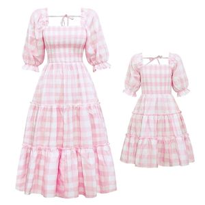 Family Matching Outfits Spring Summe Mother Daughter Dresses Pink Grid Look Mommy and Me Clothes Mom Mum Baby Women Girls Dress 220924
