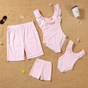 Bijpassende familie-outfits Gestreepte bijpassende familie-outfits Gegolfde moeder-dochter-zwemkleding Strand Mama en ik badkleding Kleding Vader-zoon zwemshorts