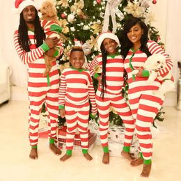 Bijpassende outfits voor gezinnen Gestreepte jumpsuit met print Kerstpyjama Familiekleding voor koppels Kerstpyjama Ouders Kinderen Kerstfamiliekleding 231116