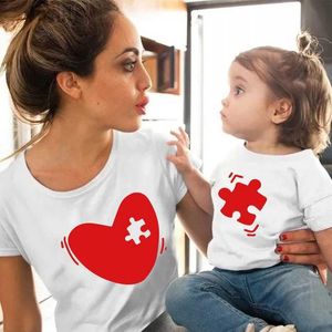 Atuendos familiares a juego de verano Family Matching Lour Love Mommy and Girl Manga Short Mother and Daughter Baby Kids Outfits Bish Tops Cute Tops D240507