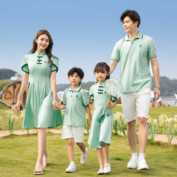 Tenues assorties pour la famille Tenues de famille d'été Maman Fille Robes Cheongsam Papa Fils T-shirt Shorts Vacances Couple Amoureux Vêtements Assortis