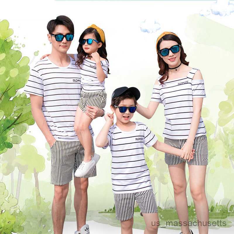 Aile Eşleşen Kıyafetler Yaz Eşleştiren Aile Kıyafetleri Baba Annem Oğul Kızı Siyah Beyaz Çizgili T-Shirt+Şort Aile Eşleştirme Giysileri Çift R230810