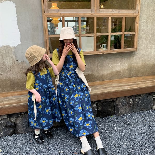 Trajes a juego de la familia Verano Madre 212 años Hija Mamá Niños Niñas Mujeres Trajes a juego de la familia Camiseta de manga corta Conjunto de vestido de chaleco de mezclilla de flores 230427