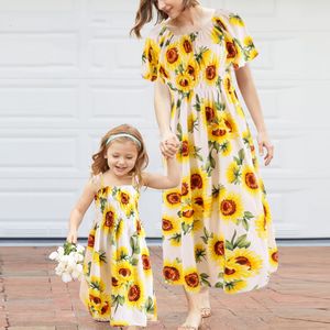 Famille correspondant tenues robe à imprimé tournesol pour femmes filles TwoWays porter de longues robes Maxi maman et moi vêtements vacances plage Look 230518