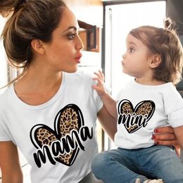 Familie bijpassende outfits tshirt familie mode moeder kinderen Leopard liefde familie tshirt moeder baby meisje kleding familie bijpassende outfits familie look kleding 230725