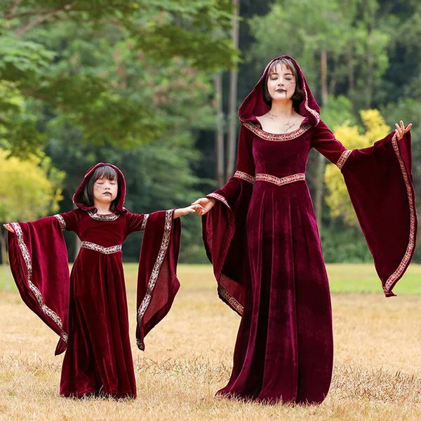 Famille correspondant tenues Vintage robe de cour médiévale parent-enfant Robe rouge assistant Renaissance Halloween Cosplay Costume 231212