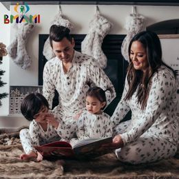 Bijpassende outfits voor gezinnen Witte kerstbladprint Patroon Ouder-kind Nachtkleding Set Tops met lange mouwen Broeken Kerstpyjama 231129
