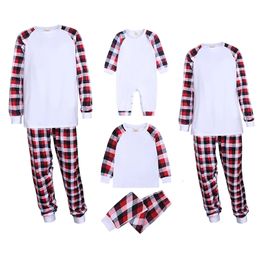 Bijpassende familie-outfits Groothandel Essentiële bijpassende kerstkleding voor gezinnen Contrasterende roosteroutfits Vader Moeder Kinderen Baby-nachtkleding Cadeau 231129