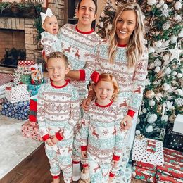 Familie Matching Outfits Xmas Family Look Moeder Vader Kinderen Matching Outfit Baby Romper Christmas Pyjama Set Cute Print Soft Casual 2pcs Sleepwear 231129