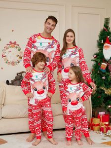 Familie Bijpassende Outfits Kerst Pyjama Set 2024 Jaar Mode Rode Cartoon Kerst Herten Print Volwassen Kinderen Pj s Baby Romper hondenkleding 231201