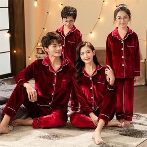 Bijpassende familie-outfits Jaar Volwassen kind Familie bijpassende kleding Warm fluwelen nachtkleding Winter Kerst Familie bijpassende pyjamaset 221101